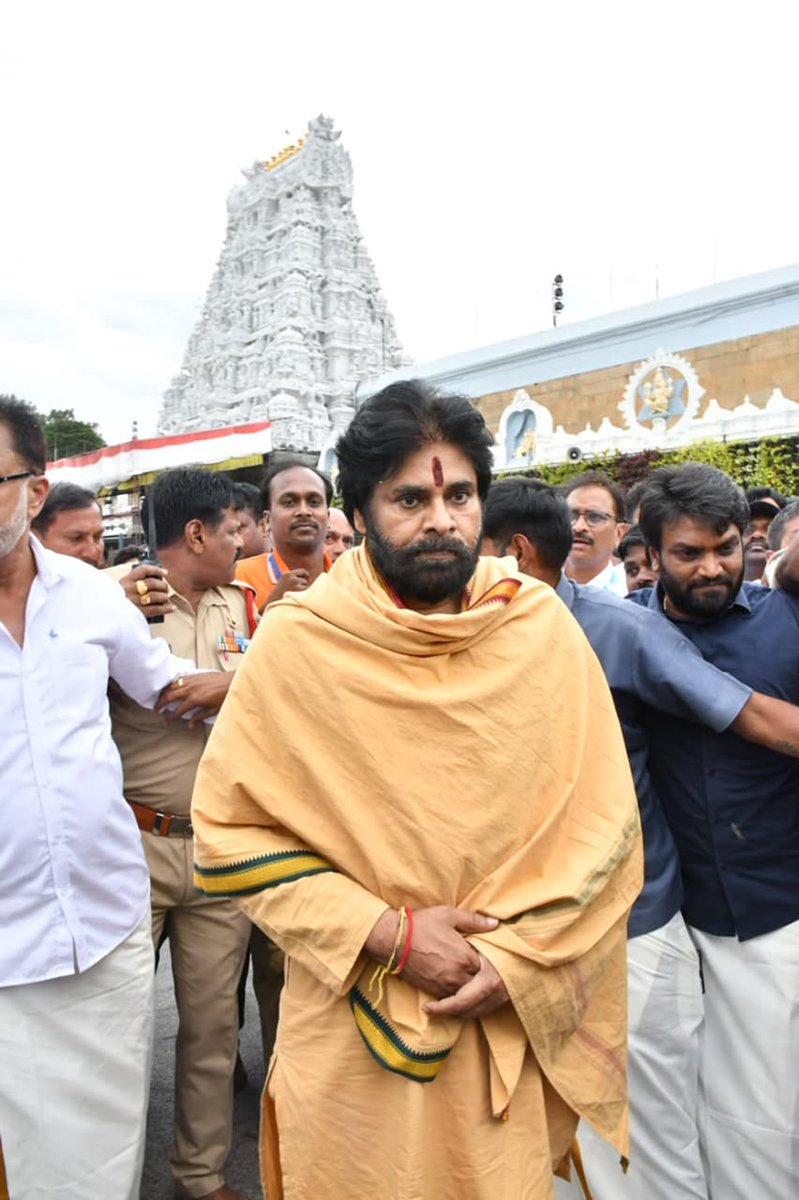 IPR_AP's tweet photo. *తిరుమల శ్రీ వేంకటేశ్వర స్వామివారిని దర్శించుకున్న శ్రీ పవన్ కళ్యాణ్ గారు*

తిరుమల శ్రీ వెంకటేశ్వరస్వామి వారిని రాష్ట్ర ఉప ముఖ్యమంత్రివర్యులు శ్రీ పవన్ కళ్యాణ్ గారు దర్శించుకున్నారు. https://t.co/y6CZj5fZ5p