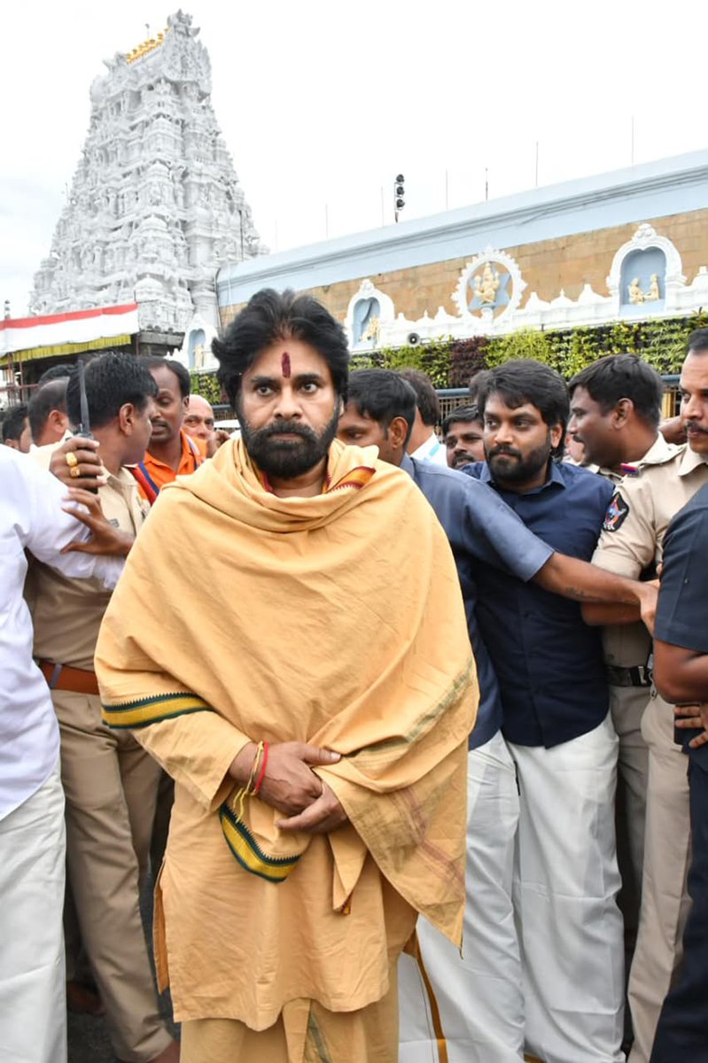 IPR_AP's tweet photo. *తిరుమల శ్రీ వేంకటేశ్వర స్వామివారిని దర్శించుకున్న శ్రీ పవన్ కళ్యాణ్ గారు*

తిరుమల శ్రీ వెంకటేశ్వరస్వామి వారిని రాష్ట్ర ఉప ముఖ్యమంత్రివర్యులు శ్రీ పవన్ కళ్యాణ్ గారు దర్శించుకున్నారు. https://t.co/y6CZj5fZ5p
