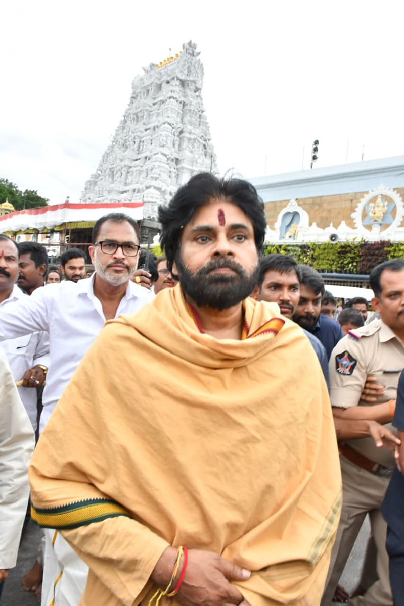 IPR_AP's tweet photo. *తిరుమల శ్రీ వేంకటేశ్వర స్వామివారిని దర్శించుకున్న శ్రీ పవన్ కళ్యాణ్ గారు*

తిరుమల శ్రీ వెంకటేశ్వరస్వామి వారిని రాష్ట్ర ఉప ముఖ్యమంత్రివర్యులు శ్రీ పవన్ కళ్యాణ్ గారు దర్శించుకున్నారు. https://t.co/y6CZj5fZ5p