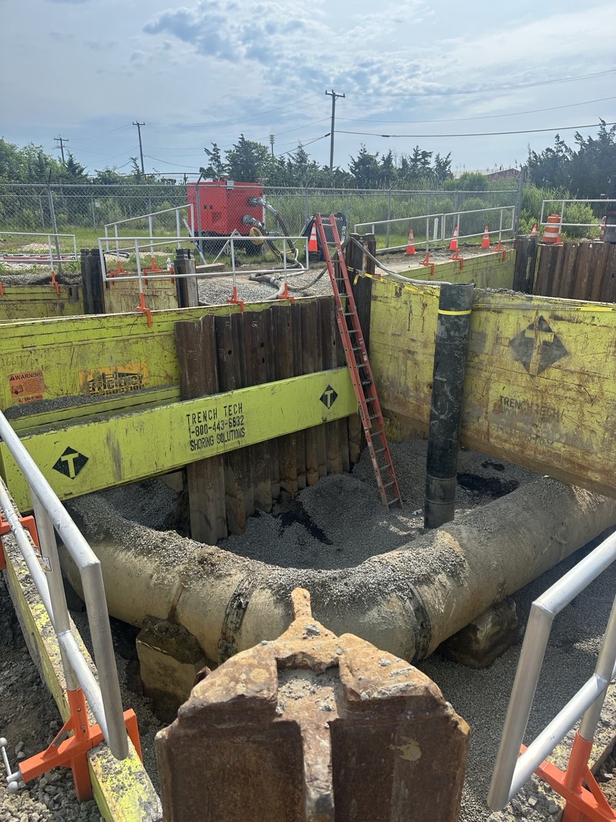 TrenchTechInc's tweet photo. Ocean City, NJ: Multiple 20' tall Slide Rail Systems installed to expose and repair a damaged 36” wastewater effluent pipe. 

Utility panels with KD-6 sheets used to create a window for the pipe. Emergency project when a sinkhole formed due to the leak. https://t.co/dfkaxMD0xX