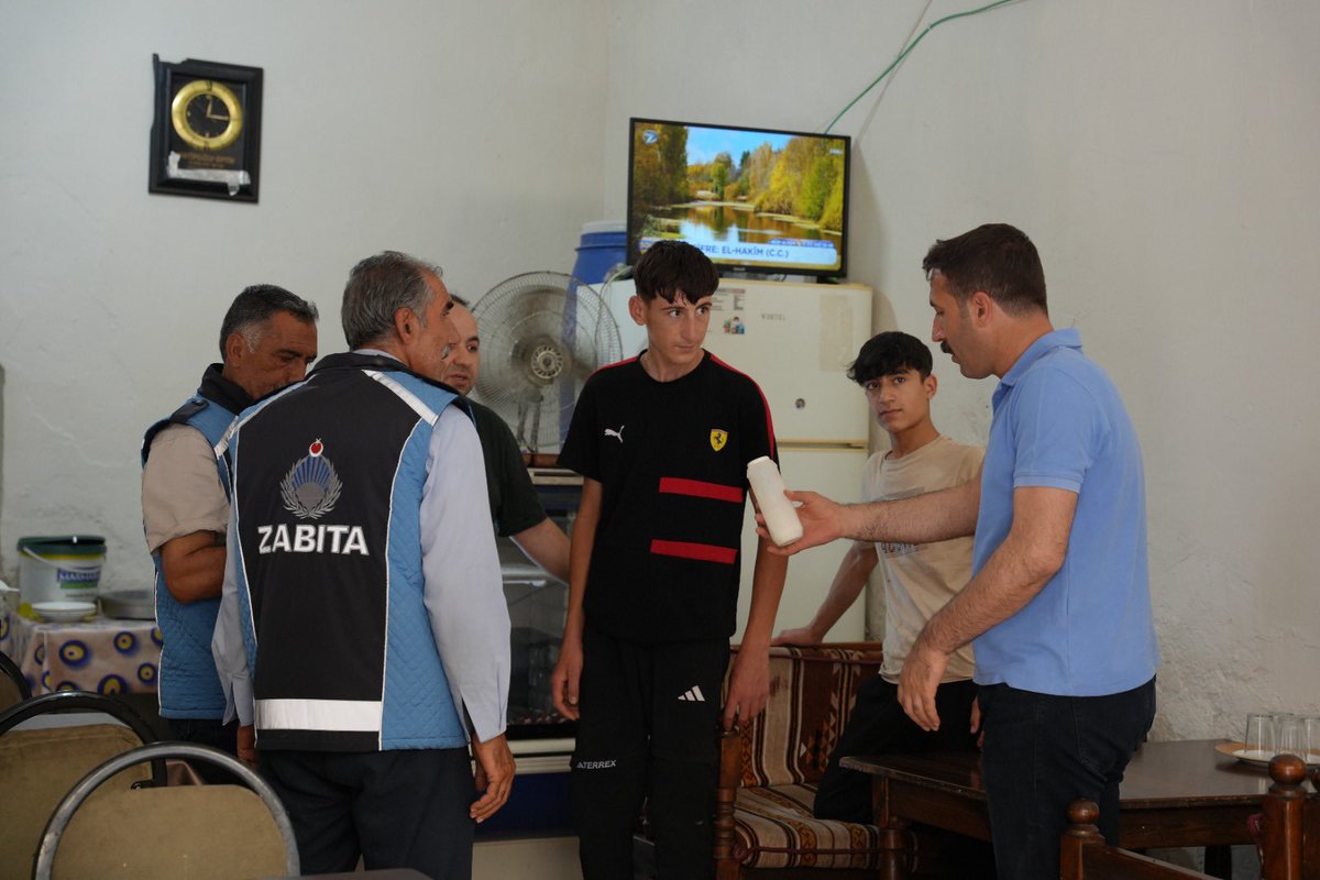 Hanibelediyesi's tweet photo. Hemserokê ma hamdullah Demîr, endamê meclisê û tîmê zabitayê şaredarîya ma, semedp weşîyê şarê ma qaydeyê hîjyenê  cayê karê xidayan û aşxaneyê teftîş kerdî.

Lokanta ve Gıda İşletmelerinde Hijyen Denetimi Yapıldı

Eşbaşkanımız Hamdullah Demir, belediye meclis üyelerimiz ve Zabıta ekiplerimizle birlikte ilçemizde faaliyet gösteren lokanta ve gıda işletmelerinde denetim gerçekleştirdi.

Denetimlerde işletmelerin hijyen koşulları, gıda ürünlerinin muhafaza şartları ve genel temizlik durumu kontrol edildi. Tespit edilen eksiklikler işletme sahipleriyle paylaşılarak gerekli bilgilendirme ve uyarılar yapıldı. Halk sağlığını riske atabilecek durumlarla ilgili ise yürürlükteki mevzuat çerçevesinde gerekli işlemler gerçekleştirildi.