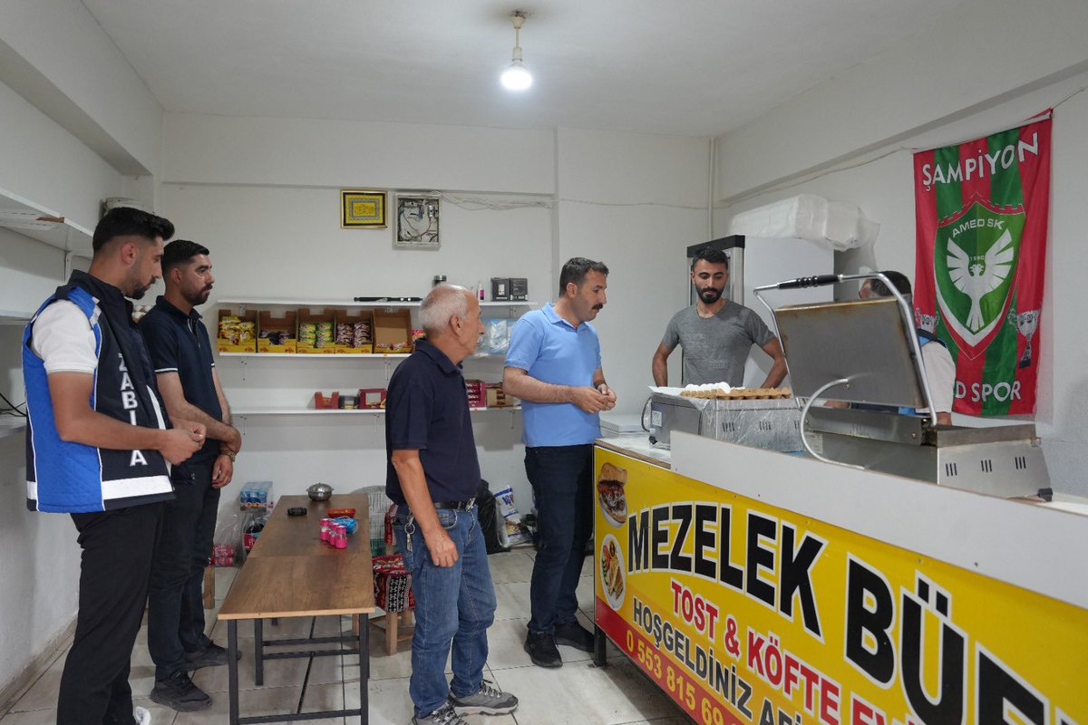 Hanibelediyesi's tweet photo. Hemserokê ma hamdullah Demîr, endamê meclisê û tîmê zabitayê şaredarîya ma, semedp weşîyê şarê ma qaydeyê hîjyenê  cayê karê xidayan û aşxaneyê teftîş kerdî.

Lokanta ve Gıda İşletmelerinde Hijyen Denetimi Yapıldı

Eşbaşkanımız Hamdullah Demir, belediye meclis üyelerimiz ve Zabıta ekiplerimizle birlikte ilçemizde faaliyet gösteren lokanta ve gıda işletmelerinde denetim gerçekleştirdi.

Denetimlerde işletmelerin hijyen koşulları, gıda ürünlerinin muhafaza şartları ve genel temizlik durumu kontrol edildi. Tespit edilen eksiklikler işletme sahipleriyle paylaşılarak gerekli bilgilendirme ve uyarılar yapıldı. Halk sağlığını riske atabilecek durumlarla ilgili ise yürürlükteki mevzuat çerçevesinde gerekli işlemler gerçekleştirildi.