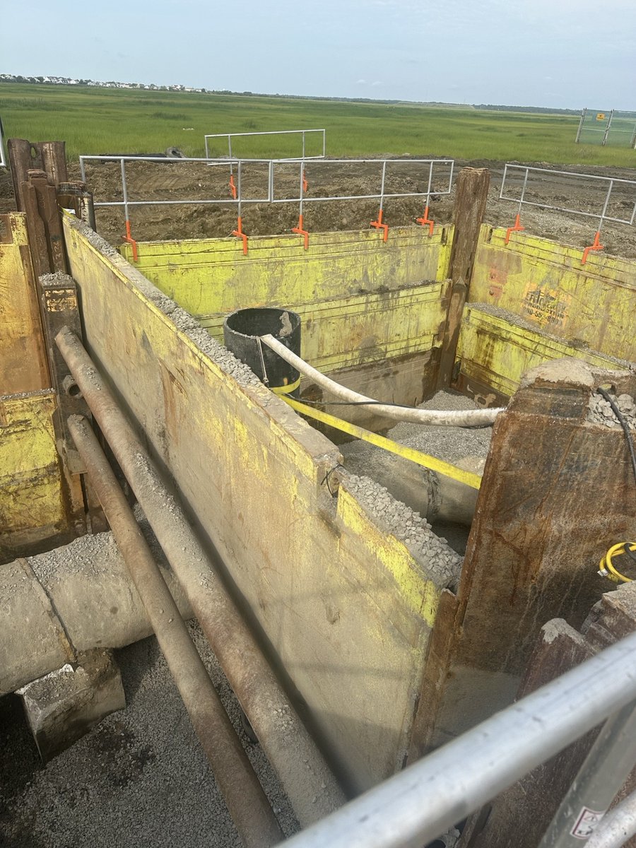 TrenchTechInc's tweet photo. Ocean City, NJ: Multiple 20' tall Slide Rail Systems installed to expose and repair a damaged 36” wastewater effluent pipe. 

Utility panels with KD-6 sheets used to create a window for the pipe. Emergency project when a sinkhole formed due to the leak. https://t.co/dfkaxMD0xX