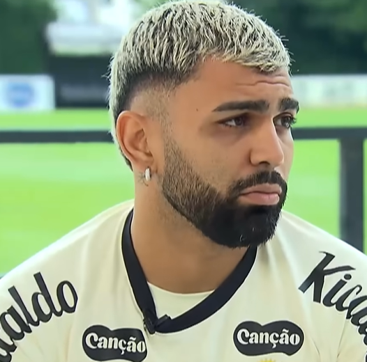 futtmais's tweet photo. Ao Esporte Record, Gabigol se derrete pelo Flamengo de 2019:

"Não vai ter nada igual aquele time. Juntou muitas coisas para dar certo: Jorge Jesus, disparado o melhor treinador que eu trabalhei na minha vida, os jogadores da época, a idade dos jogadores na época, a mescla de garotos, o Diego, Diego Alves, depois chegaram Rafinha, Filipe Luís, depois voltou o Gerson que é mais novo do que eu. A gente entrava no campo sabendo que ia  ganhar."

"(Sobre comparação com o Flamengo do Zico) Eu acho que são os dois maiores times do Flamengo."

📸 Divulgação | Alexandre Vidal/CRF
