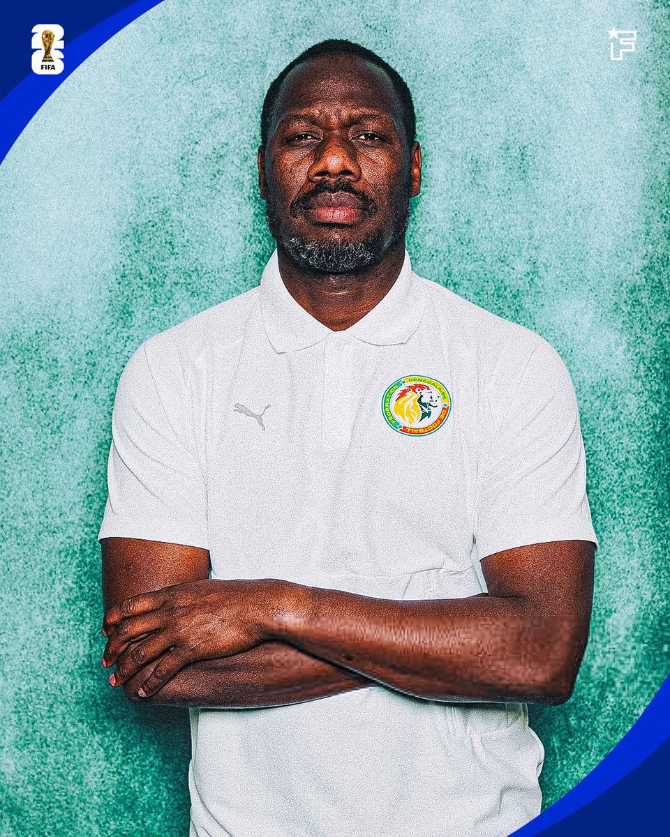 footmercato's tweet photo. Les coulisses du fiasco du Sénégal au Mondial 2026. 🚨🇸🇳

Selon une enquête, la campagne des Lions aurait été plombée par un climat de crise en interne : 

▫️ Pape Thiaw aurait préparé le match face à la Norvège sans contrat. Après plusieurs mois d’incertitude, celui-ci n’aurait été signé que 5 heures avant le coup d’envoi, alors que le sélectionneur envisageait de ne pas prendre place sur le banc.  

▫️ Des dirigeants de la FSF auraient vécu un séjour très éloigné des préoccupations sportives : soirées de gala, bouteilles d’alcool millésimées, cadeaux, dépenses importantes et “galante compagnie” auraient rythmé les premiers jours de la délégation aux États-Unis.  

▫️ Certains dirigeants auraient même invité des proches et des créateurs de contenu au sein de la délégation, pendant que les joueurs assistaient, médusés, à cette situation.  

▫️ Le personnel de l’hôtel se serait plaint du comportement de plusieurs membres de la délégation, tandis que certains joueurs, livrés à eux-mêmes, auraient commandé des fast-foods et quitté l’hôtel sans encadrement.  

▫️ L’enquête évoque également une revente présumée de billets FIFA, certains tickets obtenus 60 $ ayant été revendus autour de 350 $, sans que la destination de l’argent ne soit clairement établie.  

▫️ Face à ces dysfonctionnements, la présidence sénégalaise serait intervenue en envoyant un émissaire sur place. Un rapport serait en cours afin d’entendre les membres de la FSF et le sélectionneur à leur retour.  

(@snewsafrica)