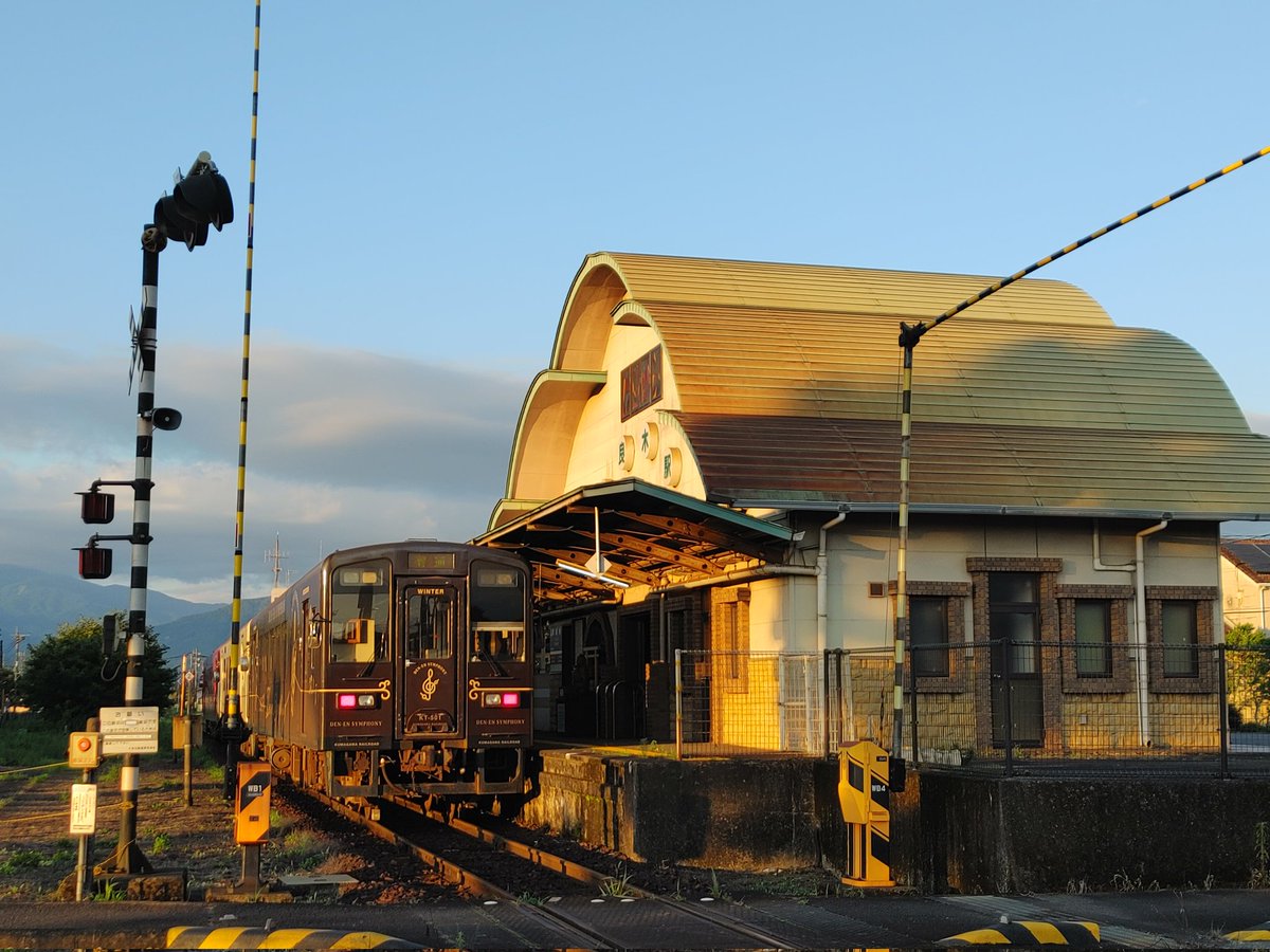 sunrise_6000's tweet photo. 先週末は九州へ③
くま川鉄道「多良木駅」
茶色の車体が夕陽で映えました🥰
#kntr
#くま川鉄道 https://t.co/JitLBCPk1z