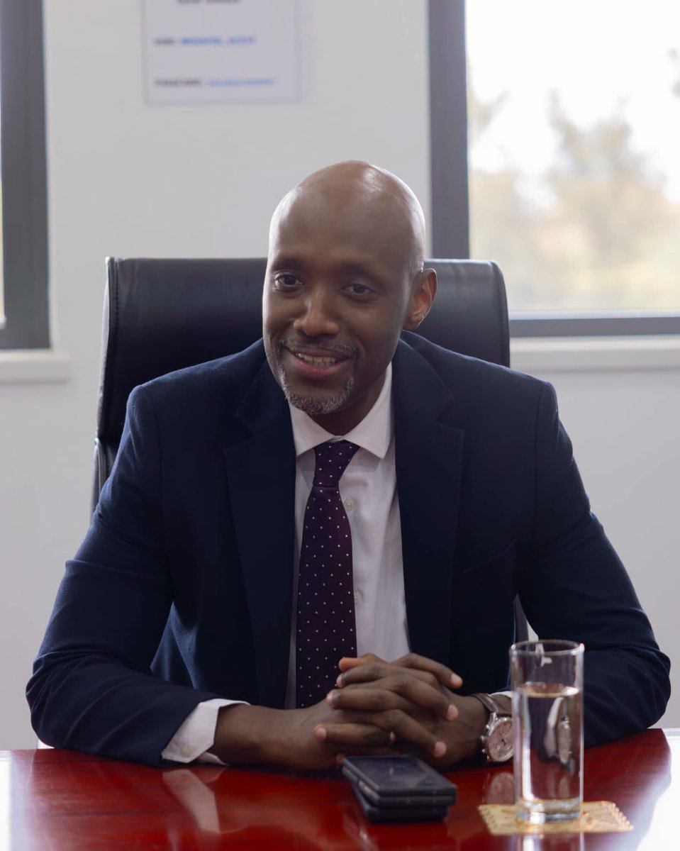 kigalitoday's tweet photo. Umuyobozi Mukuru w’Urwego rw’Igihugu rw’Iterambere (RDB), Jean-Guy Afrika, yagiranye ibiganiro na Jiang Guohua Gavin, Perezida wa Sosiyete Ramba Investment Africa Holdings Ltd, hamwe n’itsinda yari ayoboye, baganira ku iterambere ry’umushinga wa Ramba Hills ndetse n’ingamba zo kongera ishoramari ry’iyi sosiyete mu Rwanda.

Ibi biganiro byibanze ku ntambwe imaze guterwa mu mushinga wa Ramba Hills, uteganyijwe nk’umushinga uhuza ibikorwa bitandukanye (mixed-use development), ugamije guteza imbere imiturire n’imijyi igezweho.

Abayobozi bombi kandi bongeye gushimangira ubushake bwa Guverinoma y’u Rwanda bwo gushyigikira ishoramari rifatika, rifasha mu guteza imbere Imijyi mu buryo burambye no kuzamura ubukungu mu gihe kirekire.

U Rwanda rukomeje gushyira imbere politiki zishishikariza abashoramari mpuzamahanga kuza ku isoko ry'imbere mu Gihugu, hagamijwe guteza imbere ibikorwa remezo, imiturire igezweho n’iterambere rirambye ry’ubukungu.