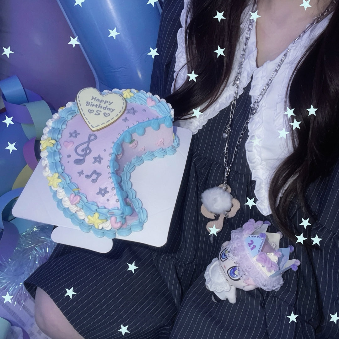 cutesty_o2's tweet photo. 生誕のテーマ聞いたら月！！って答えてくれたから月のかたちのケーキにしたよ💭🎶 https://t.co/XibPjrbXYK