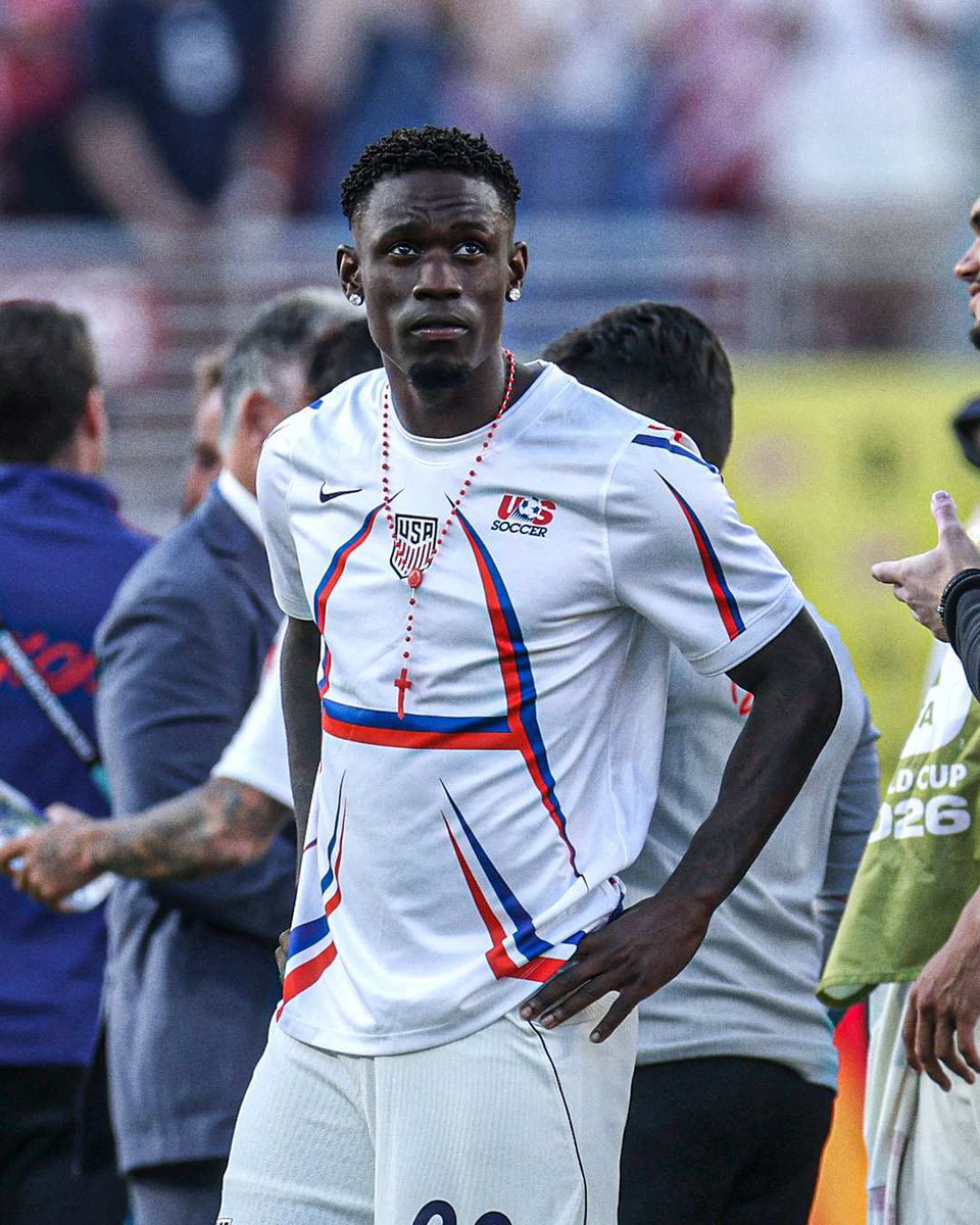 lechochretien's tweet photo. ⚽📿 𝗙𝗟𝗔𝗦𝗛 — Folarin Balogun, actuellement attaquant de l’équipe nationale des États-Unis pour la Coupe du Monde 2026, a partagé sur son compte Instagram une photo de lui portant un chapelet autour du cou. https://t.co/W3GHDZv4rk