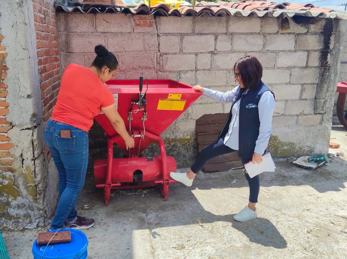 SedeaQro's tweet photo. ¡El campo queretano avanza con paso firme! 🚜✨
Visitamos a Yolisbeth Gutiérrez, productora de Amealco de Bonfil, quien optimiza su trabajo diario gracias a su nueva fertilizadora entregada por el @gobqro. Menos esfuerzo físico y mejores cultivos. 👩🏻‍🌾🌱
#AquíContigo 🤝 https://t.co/GbeGgcqVux