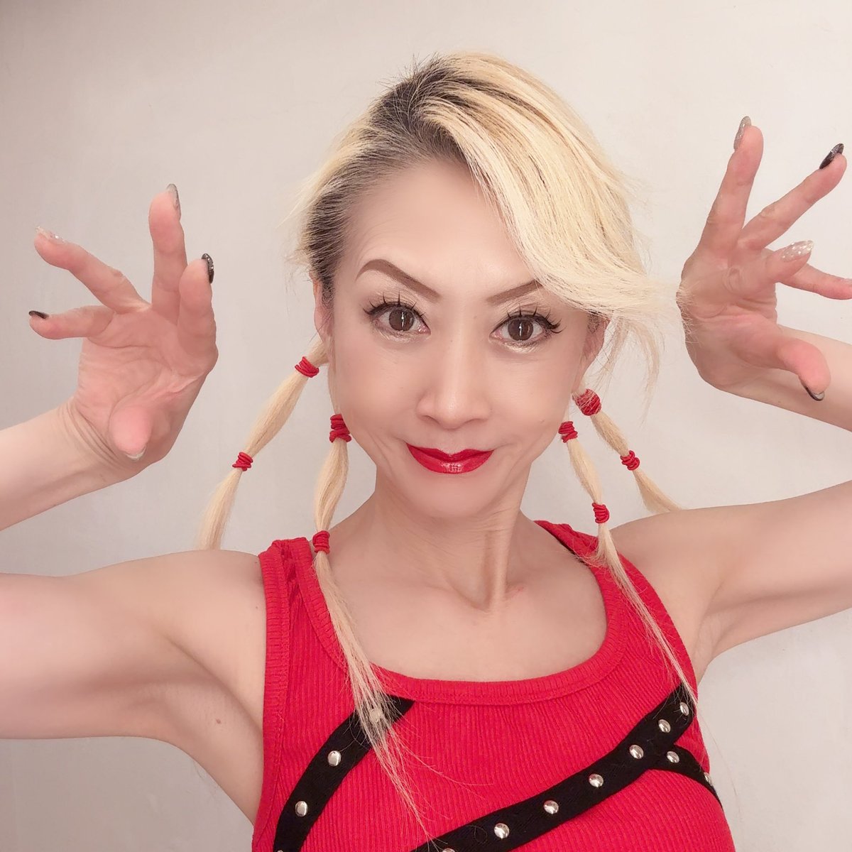 MIKIPFLvocal's tweet photo. 奇跡の61歳ロックボーカリスト✨MIKI💋PFLvocal🎤です😉

7/2は「蛸の日」🐙

次回のコロムは…
7/26(日)20:00~21:00　『PFLと大人の夜を！COOL＆SEXY LIVE』🍸

アリーナ席あと9枚🎫
チケットを買って、応援してください👇️
https://t.co/K3gmesu6Fg 
#コロム #奇跡の61歳 https://t.co/3FXWdy39Jz