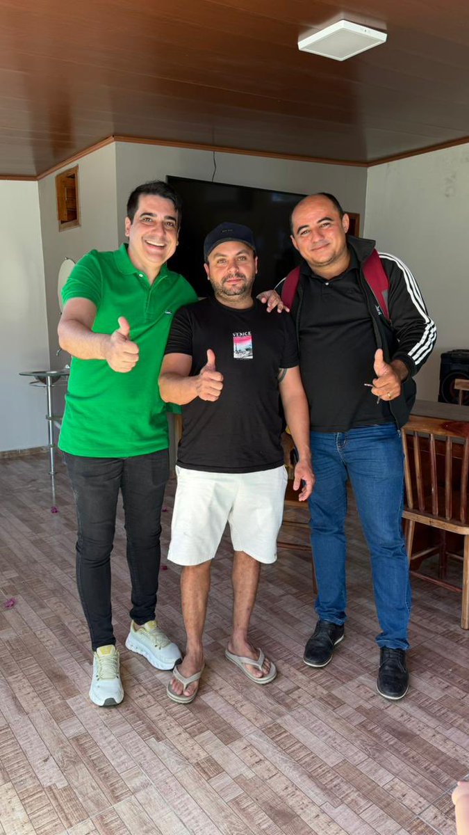 PrefeitoAlan15's tweet photo. Visitando e dialogando com alguns amigos de Apodi. Tive a alegria de conversar com Joelisio, Clécio, Neto e com a amiga Samira. Agradeço pela acolhida, pela atenção e pelo diálogo. São momentos como esses que fortalecem os laços, a amizade e a troca de experiências. https://t.co/FL0WuRgYnb