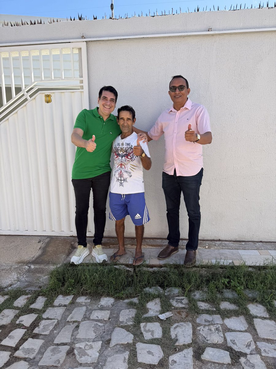 PrefeitoAlan15's tweet photo. Visitando e dialogando com alguns amigos de Apodi. Tive a alegria de conversar com Joelisio, Clécio, Neto e com a amiga Samira. Agradeço pela acolhida, pela atenção e pelo diálogo. São momentos como esses que fortalecem os laços, a amizade e a troca de experiências. https://t.co/FL0WuRgYnb