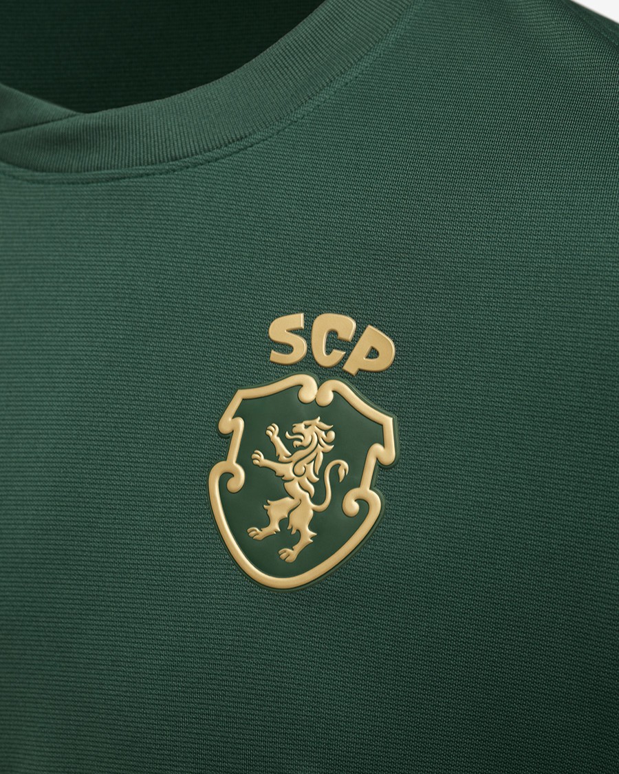 SportingCP's tweet photo. A representação de 43 830 dias escritos com Esforço, Dedicação, Devoção e Glória ⭐

O 𝐞𝐪𝐮𝐢𝐩𝐚𝐦𝐞𝐧𝐭𝐨 𝐜𝐨𝐦𝐞𝐦𝐨𝐫𝐚𝐭𝐢𝐯𝐨 dos 𝟏𝟐𝟎 𝐚𝐧𝐨𝐬 do Sporting Clube de Portugal, versão Strike, já está disponível na Loja Verde 👉 https://t.co/YI6CqXBJ6l https://t.co/T7takDkqYa