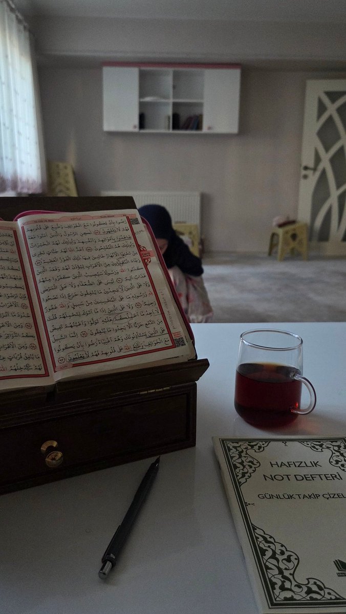 Firdevsmelda's tweet photo. Has yapan talebem bugün ilk 10lamasını verdi 
14.15 de oturduğumuz dersten 19.15 de kalktık 
Bu günleri gösteren Rabbe sonsuz hamd🤍 https://t.co/HZM3myFjq6