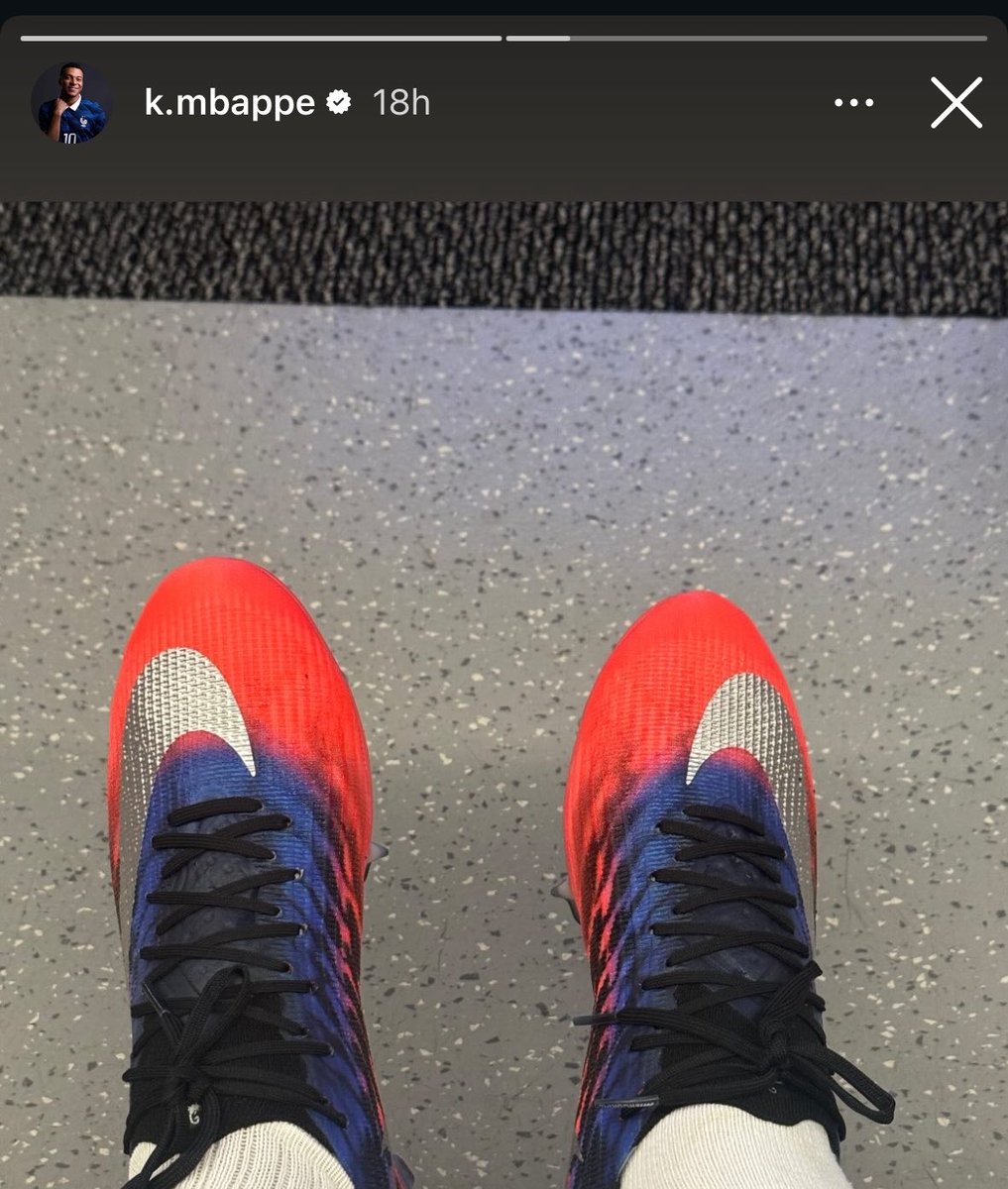 theMadridZone's tweet photo. 🚨 JUST IN: Only Kylian Mbappé and Vini Jr. will wear Special NIKE Mercurial Scorpion boots in FIFA World Cup knockout rounds. @Footy_Headlines 🔥 https://t.co/tFtRxJz1cp