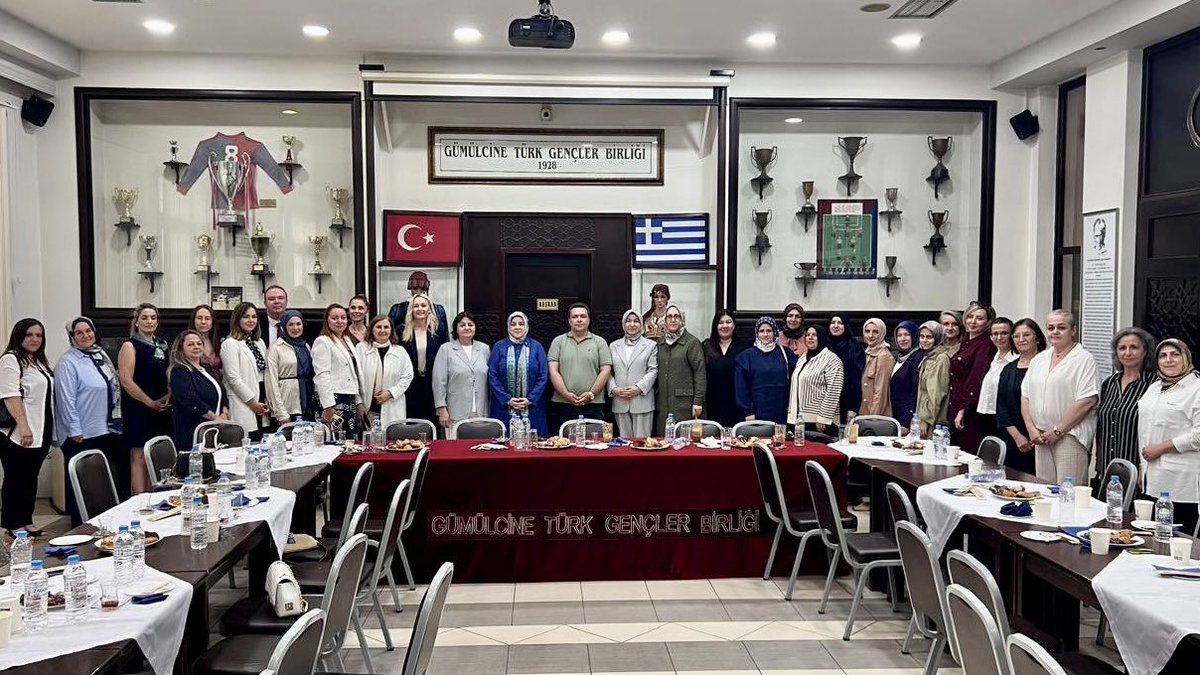 salihademirer's tweet photo. Gönüllerin sınırı yok… 🤍

Genel Merkez Kadın Kolları Başkanımız @tugbaisikercan ve MYK üyelerimizle birlikte gerçekleştirdiğimiz Batı Trakya ziyaretimizde, soydaşlarımızın muhabbetine, vefasına ve Türkiye sevgisine bir kez daha şahit olduk.

Batı Trakya; ortak tarihimizin, köklü medeniyetimizin ve kardeşlik hukukumuzun en kıymetli emanetlerinden biridir. Asırlardır kimliğine, kültürüne ve değerlerine sahip çıkan soydaşlarımızın vakarı, bizlere umut ve güç vermeye devam ediyor.

Mesafeler ne kadar uzak olursa olsun, aynı duada buluşan, aynı değerlerde kenetlenen gönüller arasında hiçbir sınır yoktur.

Gönüllerini ve hanelerini bizlere açan tüm Batı Trakyalı kardeşlerimize gönülden teşekkür ediyor; birlik ve beraberliğimizin daim olmasını diliyorum.

📍Yunanistan | Batı Trakya 🇹🇷