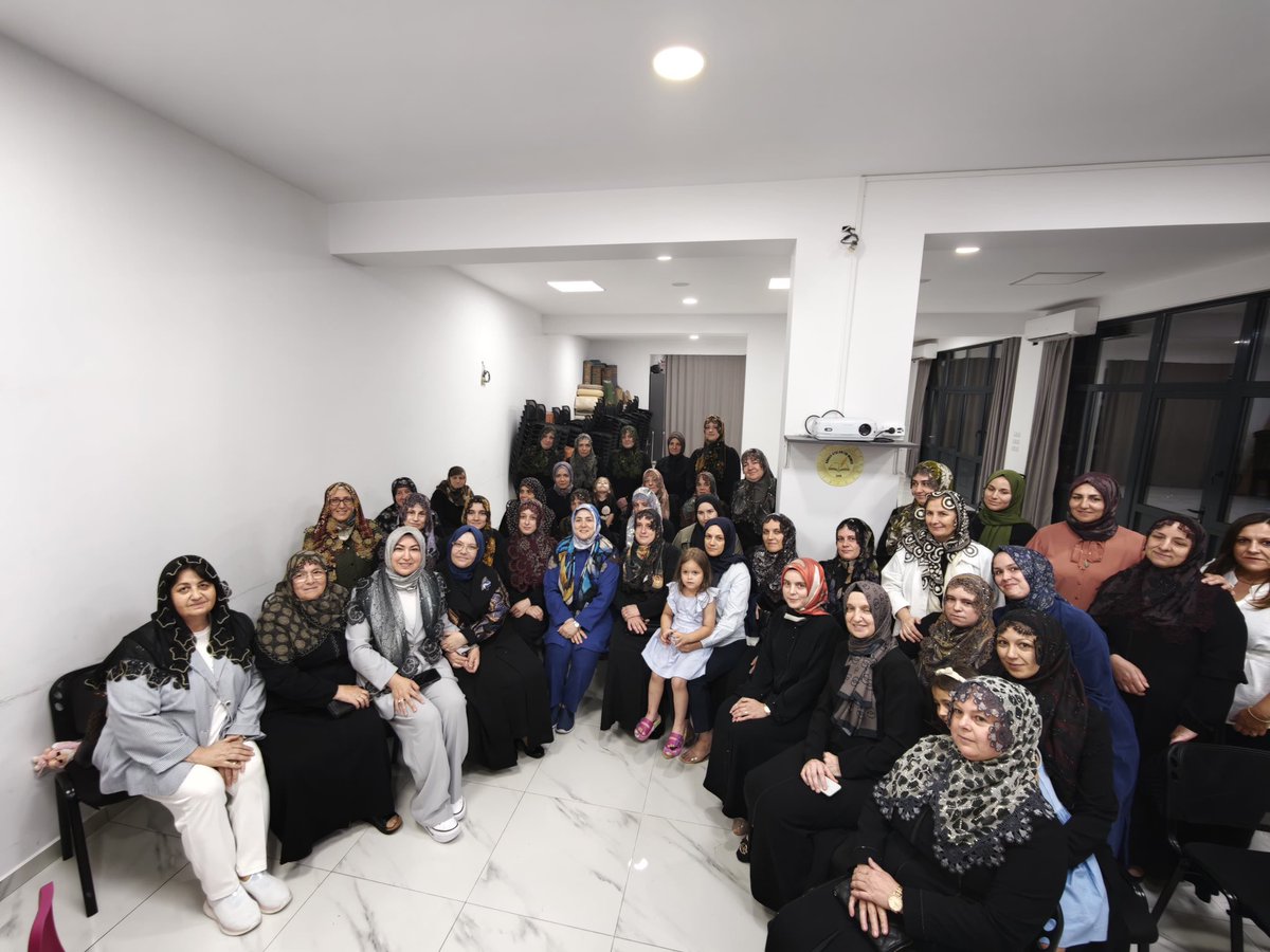 salihademirer's tweet photo. Gönüllerin sınırı yok… 🤍

Genel Merkez Kadın Kolları Başkanımız @tugbaisikercan ve MYK üyelerimizle birlikte gerçekleştirdiğimiz Batı Trakya ziyaretimizde, soydaşlarımızın muhabbetine, vefasına ve Türkiye sevgisine bir kez daha şahit olduk.

Batı Trakya; ortak tarihimizin, köklü medeniyetimizin ve kardeşlik hukukumuzun en kıymetli emanetlerinden biridir. Asırlardır kimliğine, kültürüne ve değerlerine sahip çıkan soydaşlarımızın vakarı, bizlere umut ve güç vermeye devam ediyor.

Mesafeler ne kadar uzak olursa olsun, aynı duada buluşan, aynı değerlerde kenetlenen gönüller arasında hiçbir sınır yoktur.

Gönüllerini ve hanelerini bizlere açan tüm Batı Trakyalı kardeşlerimize gönülden teşekkür ediyor; birlik ve beraberliğimizin daim olmasını diliyorum.

📍Yunanistan | Batı Trakya 🇹🇷