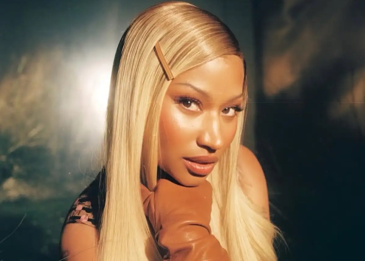 plusmusicx's tweet photo. 🚨BARRACO! Karol Conká chama Nicki Minaj de HIPÓCRITA e acusa a rapper de pegar pink money:

“Ela é hipócrita né, eu cheguei a achar que ela também deve ter sido abduzida, mais uma que vem só pegar o pink money, já temos uma história assim parecida em algum lugar.” https://t.co/5RBYXg0rJs