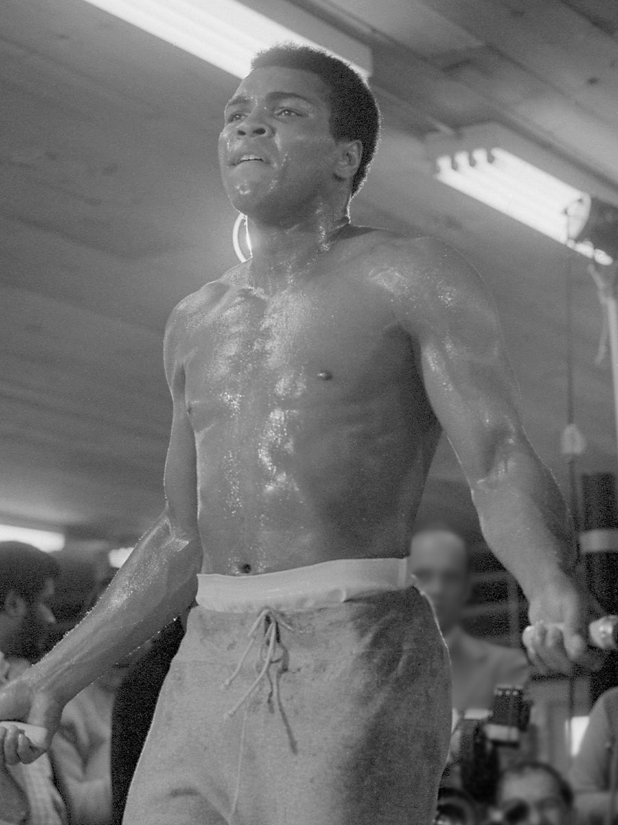 MuhammadAli's tweet photo. “There is never a loser. No fighter should be a winner. Both should be applauded.”

#MuhammadAli #DreamBig #Greatness #Inspiration https://t.co/9i4OabMzoZ