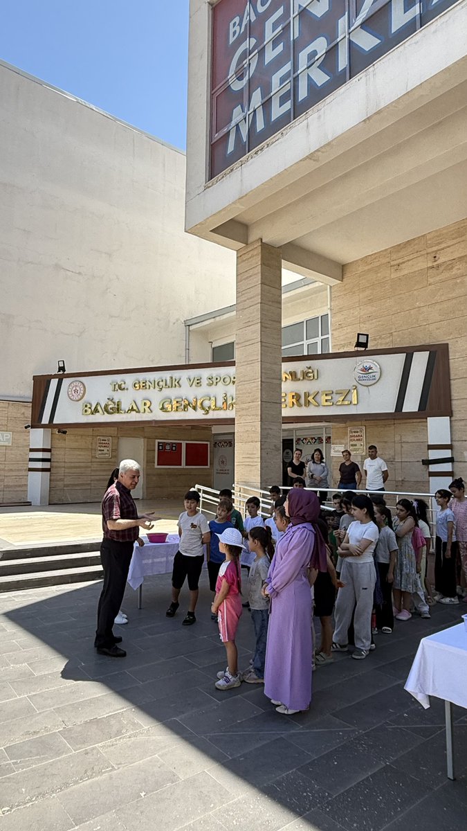 masumayhan's tweet photo. 📍Bağlar Gençlik Merkezi Ziyareti

Gençlik Merkezimizde yürütülen faaliyetleri yerinde inceleyerek; Kur’an-ı Kerim Kursu Akıl ve Zekâ Oyunları Atölyesi, Sanat Atölyesi, Müzik Atölyesi, ve El Sanatları Atölyesi kursiyerlerini ziyaret ettik. https://t.co/IarjbcxbyX