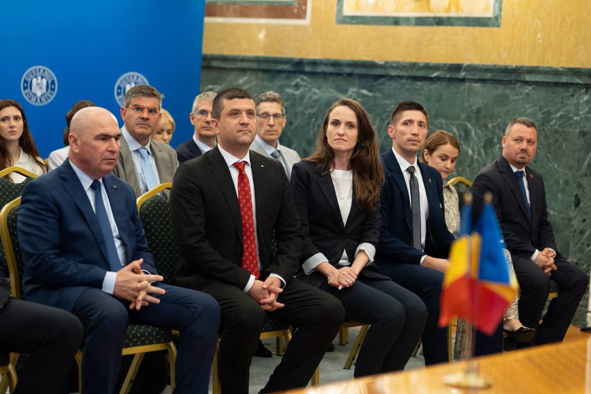 oana_toiu's tweet photo. Primul pod nou care va fi construit între România şi Moldova, în 60 de ani. 

Drumurile care unesc sunt cea mai concretă formă de prietenie și vecinătate.

Am participat astăzi, la Palatul Victoria, la semnarea acordului dintre Guvernul României și Guvernul Republicii Moldova și a contractului pentru tronsonul 4 al Autostrăzii A8, segmentul Iași - Ungheni, care include primii kilometri de autostradă de pe teritoriul Republicii Moldova, realizați printr-un proiect comun al celor două guverne. Ritmul alert al muncii colegilor din Ministerul Transporturilor a fost incredibil, îi felicit pentru asta. 

Dincolo de kilometri de asfalt și poduri, proiectul acesta spune ceva esențial: parcursul european al Republicii Moldova nu mai e doar o declarație politică. E autostradă între frați cu finanțare europeană asigurată, e un coridor strategic care leagă Uniunea Europeană de vecinătatea sa estică exact în momentul în care aceste legături contează cel mai mult, şi pentru creşterea economică a României, tranzitul la graniță, accesul uşor şi în scop turistic la Iaşi.

Finanțarea prin instrumentul european SAFE arată limpede că securitatea și conectivitatea merg împreună şi conectarea cu țările vecine a fost şi miza care a permis finanțarea prin acest instrument şi a tronsoanelor de autostradă din România. 

Felicitări echipei care a dus proiectul până aici, premierului Ilie Bolojan, vicepremierului Radu Miruță și colegilor de la Transporturi, precum și partenerilor noștri de la Chișinău reprezentați de vicepremierul Vladimir Bolea și echipa Ministerului Infrastructurii și Dezvoltării Regionale.

În 2030, de la București la Ungheni se va merge pe autostradă.

🇷🇴🇲🇩
@Bolojan @RaduMiruta