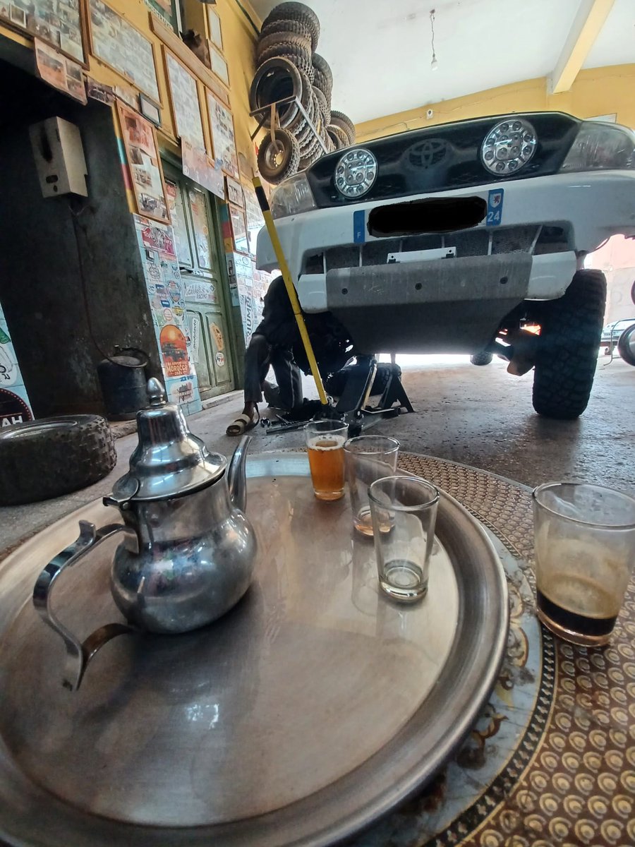 MarocRallye's tweet photo. Prendre soin des machines.
Prendre soin des hommes.

Entre révisions et pause thé, le Rallye OLA Energy du Maroc Classic se prépare aussi dans ces instants essentiels.
@OLAEnergy 
#rallyeolaenergydumarocclassic
#ola_nrjrdmclassic https://t.co/egY9cvjqnf