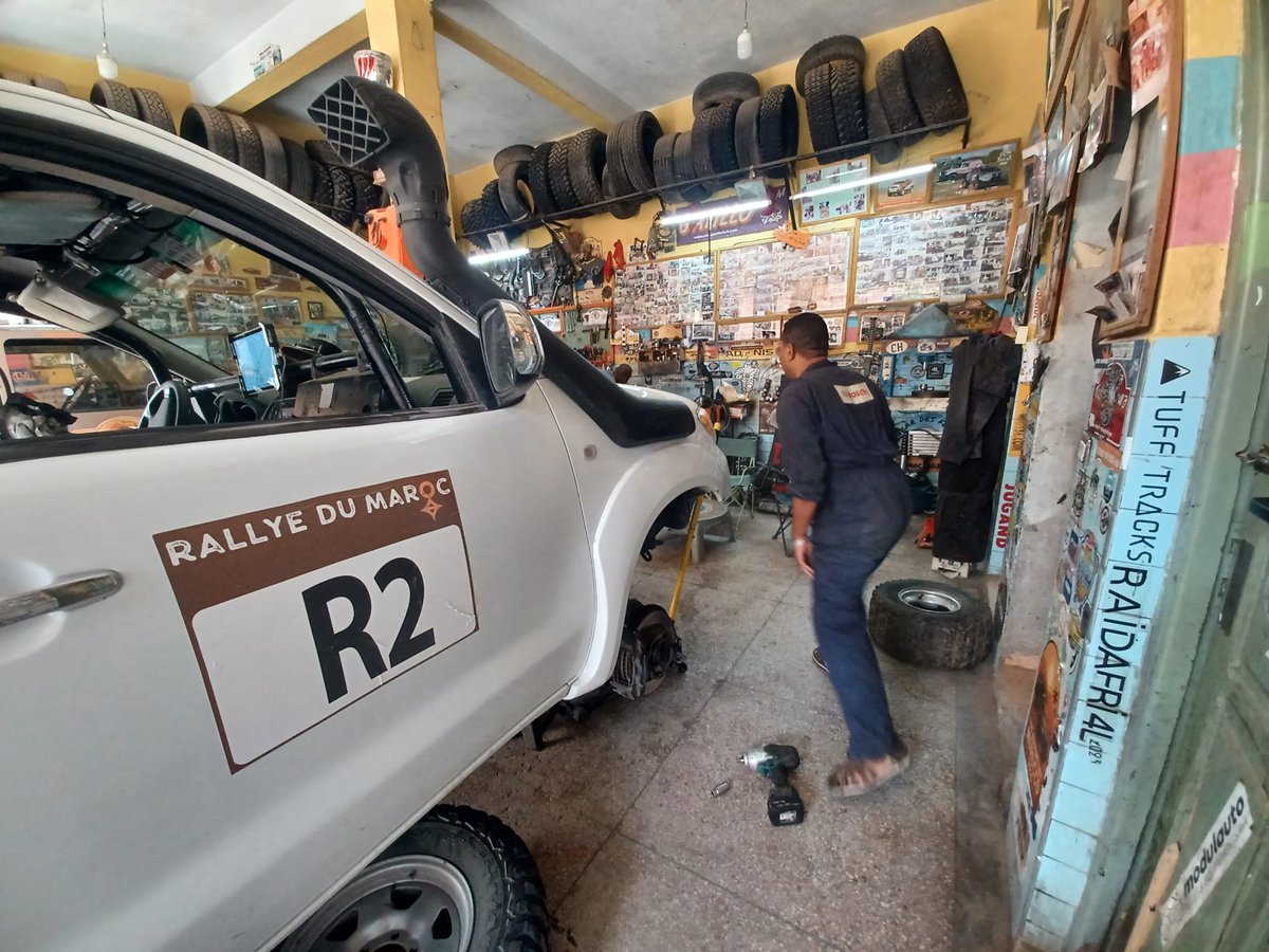 MarocRallye's tweet photo. Prendre soin des machines.
Prendre soin des hommes.

Entre révisions et pause thé, le Rallye OLA Energy du Maroc Classic se prépare aussi dans ces instants essentiels.
@OLAEnergy 
#rallyeolaenergydumarocclassic
#ola_nrjrdmclassic https://t.co/egY9cvjqnf