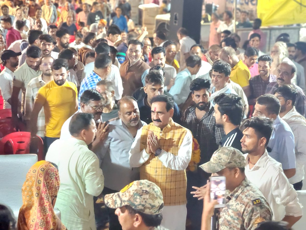 drnarottammisra's tweet photo. आज दतिया के व्यापारी साथियों के बीच उपस्थित होकर आत्मीयता, विश्वास और नई ऊर्जा का अनुभव हुआ।
दतिया के व्यापारियों का परिश्रम, उद्यमशीलता और समर्पण ही इस जिले की आर्थिक प्रगति की आधारशिला है। आप सभी का उत्साह न केवल दतिया के विकास को गति दे रहा है, बल्कि मुझे भी जनसेवा के लिए और अधिक समर्पण एवं प्रतिबद्धता के साथ कार्य करने की प्रेरणा देता है।
आप सभी का स्नेह, विश्वास और आत्मीयता ही मेरी सबसे बड़ी शक्ति है। दतिया के व्यापार को और अधिक सशक्त, समृद्ध और प्रतिस्पर्धी बनाने के लिए हम पूरी निष्ठा और दृढ़ संकल्प के साथ निरंतर कार्यरत हैं।
आप सभी का हृदय से धन्यवाद एवं आभार।