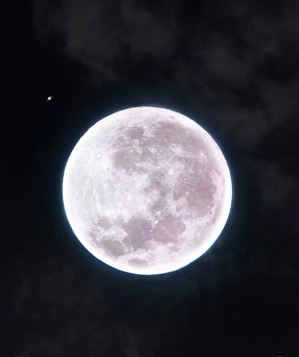 M1ONLOVER's tweet photo. Moon with Saturn https://t.co/xi330Nw1P6