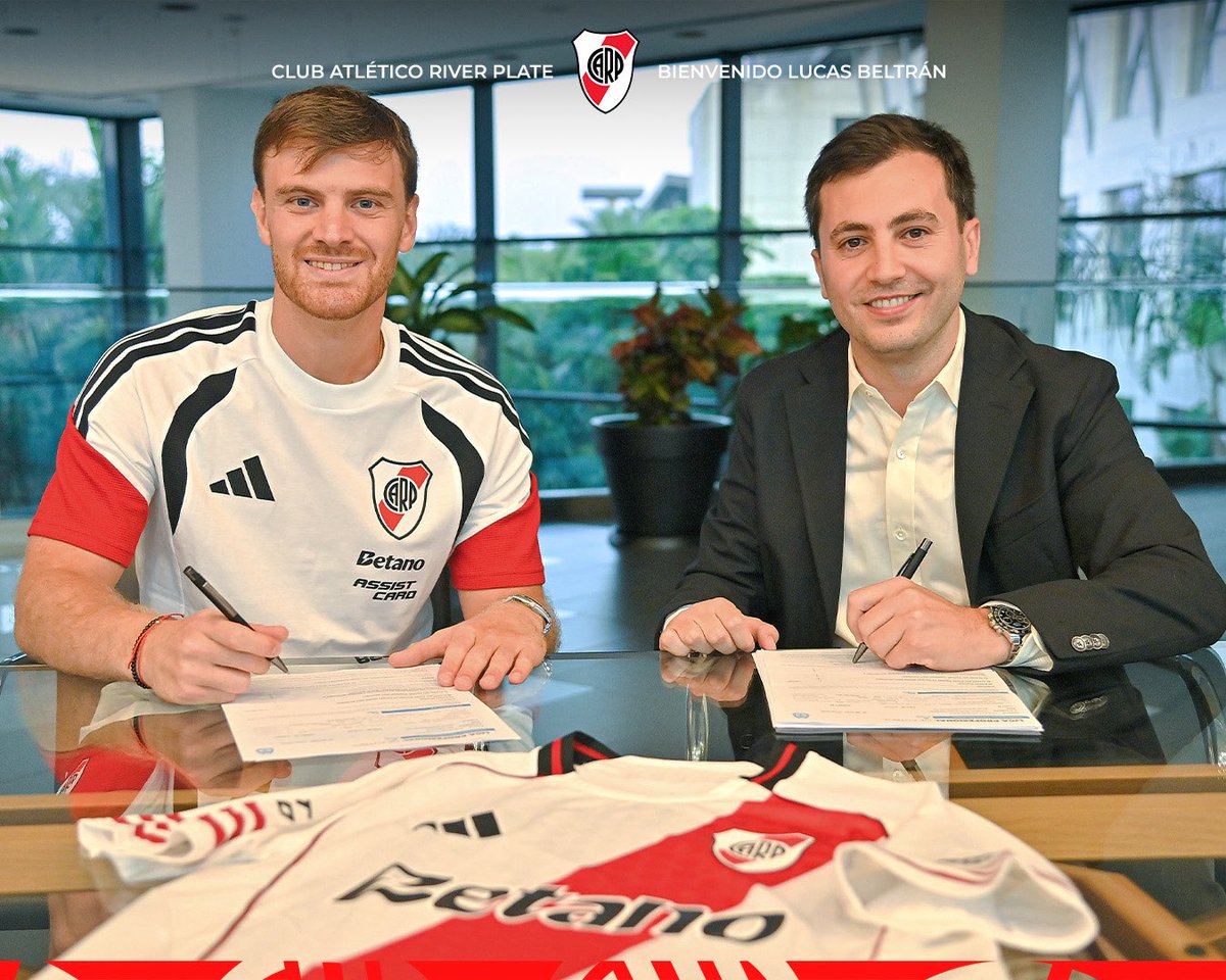 RiverPlate's tweet photo. Junto al Presidente @stefanocdicarlo, Lucas Beltrán firmó su contrato con River Plate. https://t.co/eUPwz0mRjI