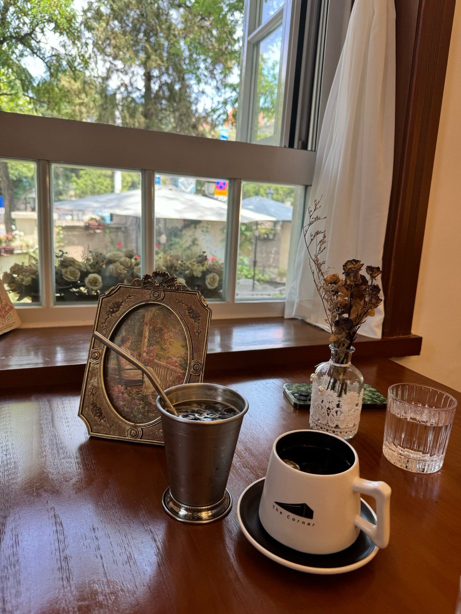 oiler6500's tweet photo. Hey! I saw you dropped your coffee earlier—here’s an extra napkin from the café counter. Small kindness goes a long way, right https://t.co/CUdK0KFqBz