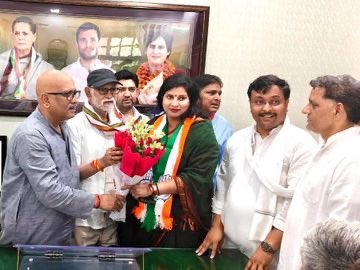 savedemocracyI's tweet photo. 🚨ब्रेकिंग न्यूज —

समाजवादी पार्टी का दामन छोड़ कांग्रेस में शामिल सपा नेत्री। 

समाजवादी पार्टी की महिला सभा की राष्ट्रीय महासचिव अर्चना पांडा कांग्रेस पार्टी में शामिल हुईं। 

कांग्रेस में शामिल होने के बाद अर्चना पांडा ने कहा कि,

वह राहुल गांधी और प्रियंका गांधी के नेतृत्व, कांग्रेस की जनपक्षीय विचारधारा तथा संविधान, सामाजिक न्याय और लोकतांत्रिक मूल्यों की रक्षा के संकल्प से प्रभावित हैं।