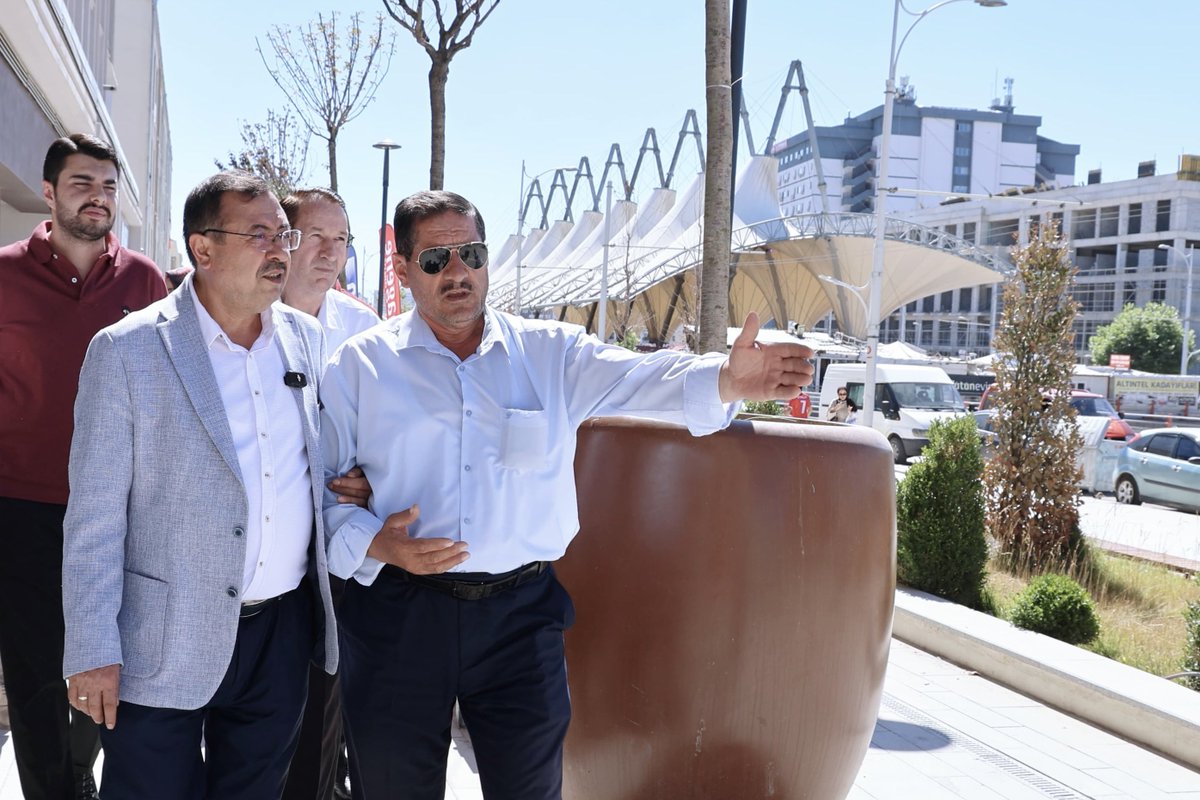 AliBakantr's tweet photo. Yeni Çarşı’mızda kıymetli hemşehrilerimizle bir araya gelerek hasbihâl ettik; görüş ve önerilerini dinledik.

Genel Başkanımız ve Cumhurbaşkanımız Sayın @RTErdogan’ın liderliğinde Asrın Destanı’yla inşa edilen Yeni Çarşı’mız; ticaretin yeniden güç kazandığı, sosyal hayatın yeniden can bulduğu, hemşehrilerimizin güvenle buluştuğu şehrimizin yeni cazibe merkezi olarak Malatya’mıza değer katacak. Şehrimizin yeniden ihya sürecinin en anlamlı eserlerinden biri olan Yeni Çarşı’mız, hayatın her alanına canlılık kazandıracak.

Samimiyetleri, güler yüzleri ve içten muhabbetleriyle bizleri bağırlarına basan tüm hemşehrilerimize gönülden teşekkür ediyorum.

@murat_kurum @abuyukgumus @MustafaAlkayis @kaankoc75 @AKGMTeskilat @Akparti