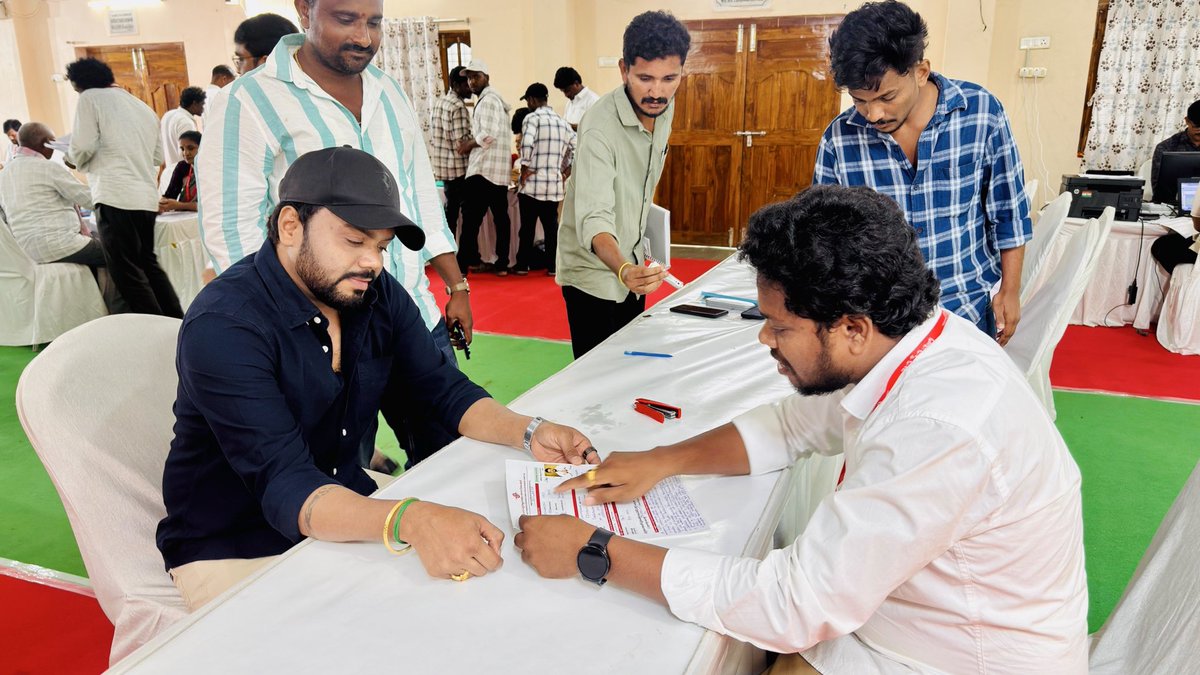 DrVishwaksenJSP's tweet photo. జనసేన అధినేత ఆదేశాల మేరకు  విజయనగరం లో ఏర్పాటు చేసిన విజయనగరం పార్లమెంట్ సమాచార సేకరణ కార్యక్రమoలో పార్లమెంటు  పరిశీలకులు (Parliament Observer) శ్రీకాకుళం సూడా చైర్మన్ శ్రీ కొరికాన రవికుమార్ గారికి దరఖాస్తు నేను, నా తమ్ముడు @vineeldutt21 సమర్పించడం జరిగింది.

@JanaSenaParty @PawanKalyan @NagaBabuOffl @mnadendla @JSPShatagniTeam