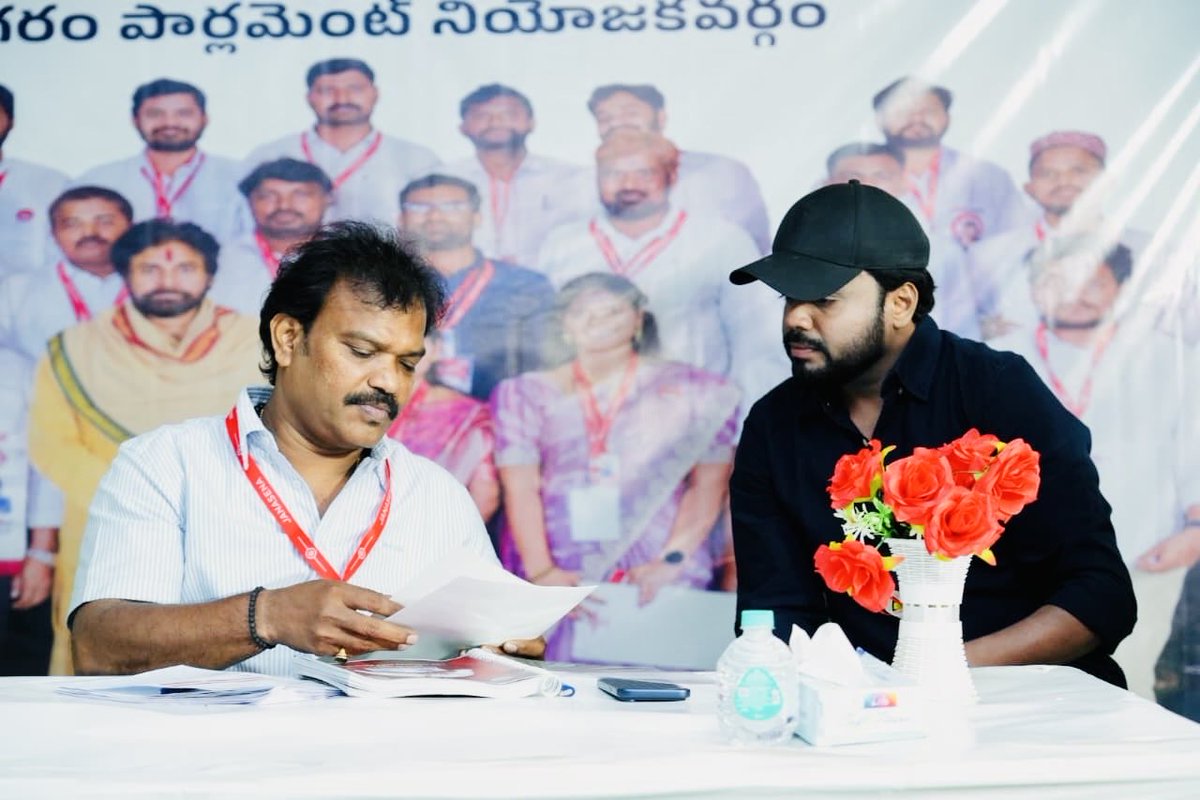 DrVishwaksenJSP's tweet photo. జనసేన అధినేత ఆదేశాల మేరకు  విజయనగరం లో ఏర్పాటు చేసిన విజయనగరం పార్లమెంట్ సమాచార సేకరణ కార్యక్రమoలో పార్లమెంటు  పరిశీలకులు (Parliament Observer) శ్రీకాకుళం సూడా చైర్మన్ శ్రీ కొరికాన రవికుమార్ గారికి దరఖాస్తు నేను, నా తమ్ముడు @vineeldutt21 సమర్పించడం జరిగింది.

@JanaSenaParty @PawanKalyan @NagaBabuOffl @mnadendla @JSPShatagniTeam
