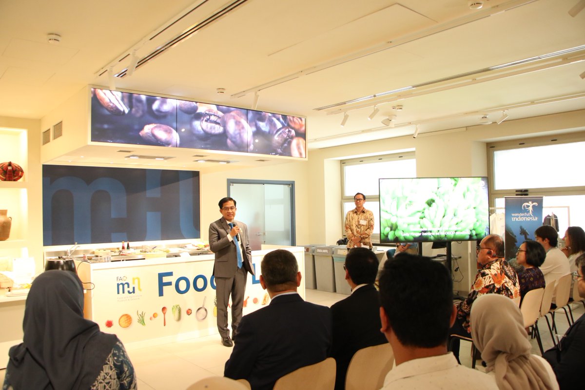 FAOPlants's tweet photo. 🌱🍽️🍲What do foods from smart farms taste like? 
We are discovering them at the Global Conference on #SmartFarming.

Thanks to @FAOIndonesia and @IndonesiaInRome for bringing diverse flavours to @FAO's Foods Lab.

🗞️Read more: https://t.co/5AzKvE7RWX

@yurdi_yasmi| #AgInnovation https://t.co/hoK45xxVlb