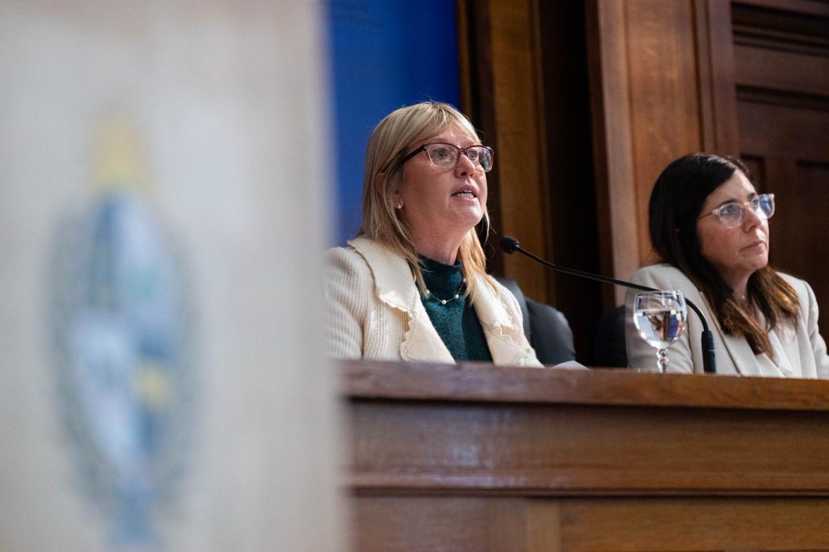 LustembergC's tweet photo. 🔴 Desde el MSP anunciamos una medida preventiva ante el aumento inusual de casos de enfermedad meningocócica registrado este año respecto a 2025. No es un brote, pero hay que reforzar la inmunidad de nuestras infancias.

Desde mañana: vacunación gratuita para nacidos desde el 1°/1/2014 (11 y 12 años) que aún no se hayan vacunado.

📍 Vacunatorios de todo el país

Conferencia de prensa completa 👉 https://t.co/MgNmc5aQ3n