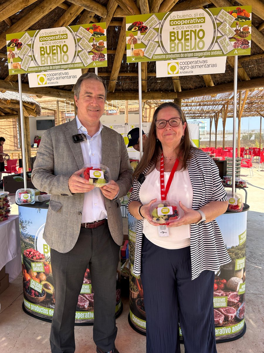 CoopsAgroAND's tweet photo. Con motivo del #CoopsDay2026, #CoopsAgroAND ha realizado una acción promocional del modelo cooperativo en @islamagica, con el reparto de 600 kilos de frutas de verano y de origen cooperativo 🍈🍉
➡️Han participado @SanSebasCoop; #Frusana y @fresonpalos https://t.co/l37pL0Lw7S