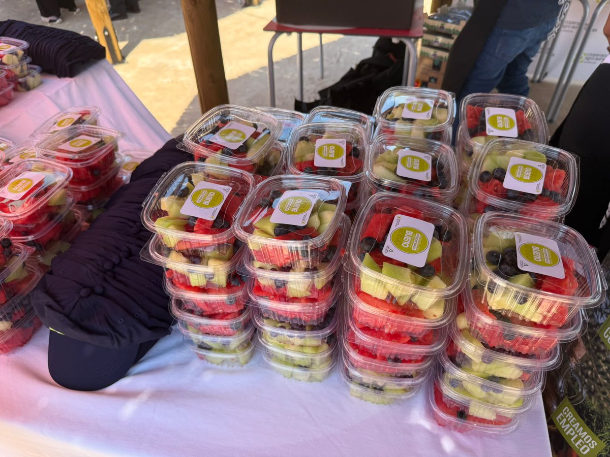 CoopsAgroAND's tweet photo. Con motivo del #CoopsDay2026, #CoopsAgroAND ha realizado una acción promocional del modelo cooperativo en @islamagica, con el reparto de 600 kilos de frutas de verano y de origen cooperativo 🍈🍉
➡️Han participado @SanSebasCoop; #Frusana y @fresonpalos https://t.co/l37pL0Lw7S