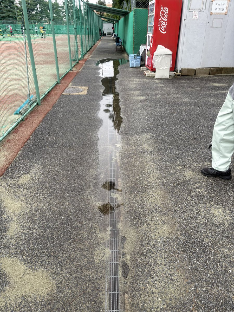 norikawa2011's tweet photo. 【中央公園(富岡)のテニスコート ― 雨のたびの”水たまり”、現地で確認しました】

中央公園テニスコートの「雨のたびに水たまりができる」というお困りの声を受け、先日市職員と現地確認。コート脇の側溝に砂や松葉が溜まって排水を妨げていることなどが要因のようです。
清掃や排水改善など、市と連携して対応を進めます。現場の声を大切に。
#浦安市議会 #中央公園 #テニスコート