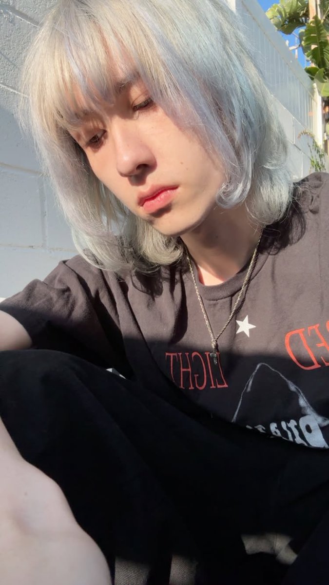 deorrra's tweet photo. red light tee under the lulu https://t.co/1j8L5i6V9Q