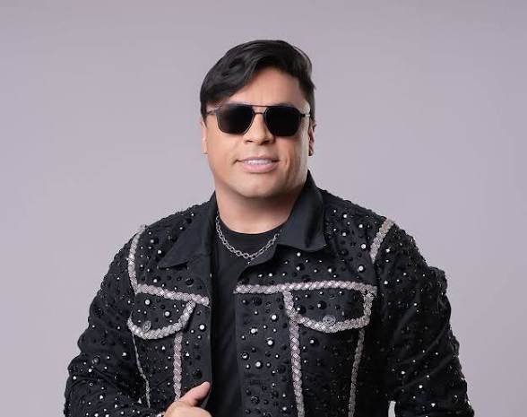 letydomkt's tweet photo. “Daqui a pouco o coração pode parar outra vez… Eu não sei se consigo aguentar.”

É impossível não lembrar desses versos hoje. Ele cantava sobre um coração que não aguentava; agora, sua voz se cala justamente assim. Uma coincidência triste e dolorosa. Descanse em paz, Neto. 🖤 https://t.co/lXrcMqmPmA