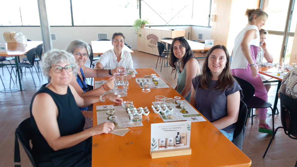 EATarrega's tweet photo. 🍽️Dilluns, a l'#EATàrrega, el personal de cuina i residència de les #EscolesAgràries va participar en una jornada de formació interna sobre manipulació d'aliments. Continuem apostant per la formació i la col·laboració com a eines clau per oferir un servei de #qualitat.👩‍🍳🤝 https://t.co/ZCAXTyBAH0