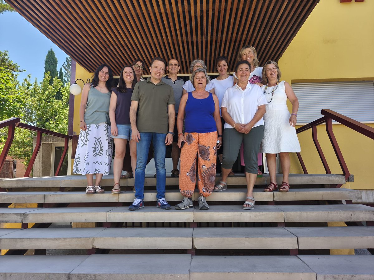 EATarrega's tweet photo. 🍽️Dilluns, a l'#EATàrrega, el personal de cuina i residència de les #EscolesAgràries va participar en una jornada de formació interna sobre manipulació d'aliments. Continuem apostant per la formació i la col·laboració com a eines clau per oferir un servei de #qualitat.👩‍🍳🤝 https://t.co/ZCAXTyBAH0