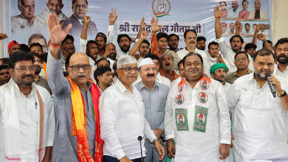INCIndia's tweet photo. आज उत्तर प्रदेश कांग्रेस के प्रभारी @AdvRajendraPal जी पॉलिटिकल अफेयर्स कमेटी और प्रदेश कार्यकारिणी की महत्वपूर्ण बैठक में शामिल हुए।

इसके साथ ही राजेंद्र पाल गौतम जी की मौजूदगी में समाजवादी पार्टी के पूर्व प्रत्याशी हसीब ख़ान जी, राजेश शुक्ला जी, फ़िरोज़ ख़ान जी सहित BJP के कई कार्यकर्ताओं ने कांग्रेस का हाथ थामा है।

इस दौरान कांग्रेस के वरिष्ठ नेता और कार्यकर्ता वहां उपस्थित रहे। 

📍 यूपी