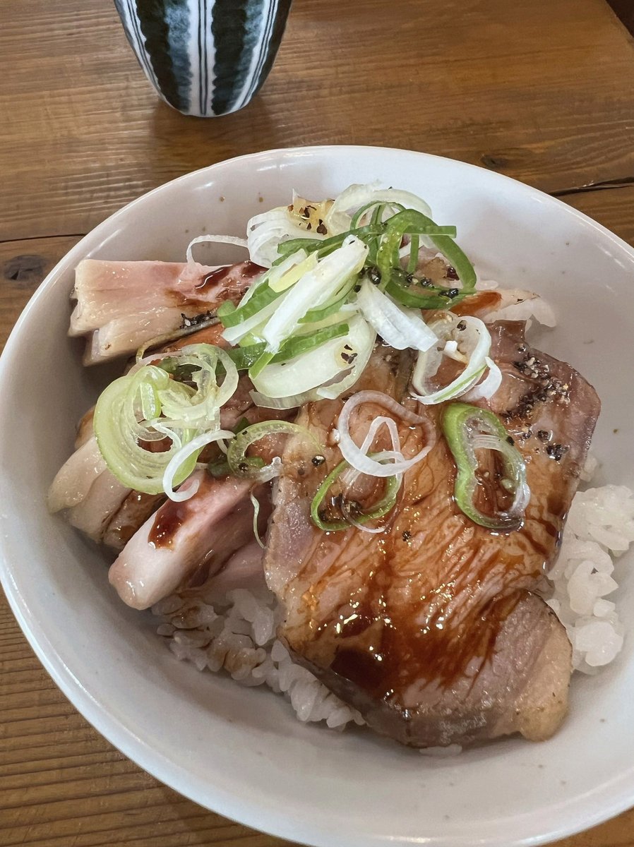 HeyaSkinny's tweet photo. 東パソイベント楽しかった。
昼食ってないのでひとまずラーメン屋へ。 https://t.co/OJTzmjG9QX