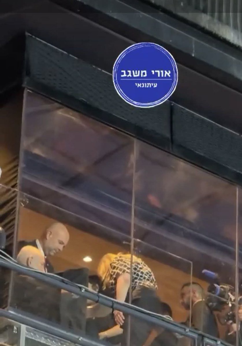 eyalranavni's tweet photo. אורי משגב:
הבחור מימין הוא יוסי באסאד, עוזר ותיק של הזוג במשרד רה"מ.
תפקידו הרשמי הוא אחראי אירועים. בפועל עושה הכל. לאחרונה אפילו להחליף מצעים במעון, כי עובדות משק בית כמעט ואין.
יוסי נקלע להתקף הזעם של שרה ששהתלוננה שדרכו עליה וצרחה על בעלה והסובבים.
הזוג הורה במקום לפטר אותו. https://t.co/Zpp63A5Ns2