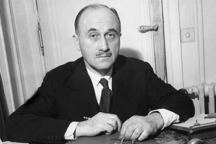 BaptisteDetombe's tweet photo. Le deuxième film de « La Bataille de Gaulle » remet les pendules à l’heure concernant Jean Monnet.

Dans le récit européen, celui-ci est devenu l’un des « pères fondateurs » de l'Union européenne, figure presque consensuelle de paix et de progrès. Le film montre un homme autrement plus froid et calculateur. Lorsqu’il laisse Peyrouton tenir devant lui des propos antisémites sans le reprendre, le film suggère que l’efficacité politique de son projet passe avant la morale.

Le projet de Jean Monnet part d’une conviction que l’on peut qualifier de défaitiste : la France et les autres nations européennes, prises séparément, n’auraient plus les moyens de leur puissance et seraient condamnées à des guerres permanentes. Dès 1943, il écrivait : « Il n’y aura pas de paix en Europe si les États se reconstituent sur la base de la souveraineté nationale. »

Il fallait donc, selon lui, dégonfler les sentiments patriotiques, dépasser la souveraineté des États par des institutions supranationales, dans une Europe placée sous la protection stratégique des États-Unis. Une Pax Americana, en somme. De Gaulle défendait la conception inverse : des alliances sans la tutelle américaine, et la coopération des nations européennes sans institutions supranationales. En 1962, De Gaulle décrira Monnet ainsi : « C’était un apatride, je ne dis pas ça en mauvaise part, je constate simplement un fait. » L'affrontement entre ces deux visions est très bien montrée dans le deuxième film du dyptique.

Le film a tout de même été clément en ne montrant pas Robert Schuman, autre père fondateur européen, qui a voté les pleins pouvoirs a Pétain et a été ministre du gouvernement en 1940, puis sera frappé d'indignité nationale après la Libération.