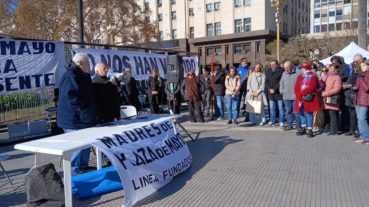 lacolumnaradio's tweet photo. Justicia y memoria en Plaza de Mayo: acto central a 71 años del bombardeo de 1955.

Diversos sectores sociales, gremiales y de derechos humanos se congregan en la Plaza de Mayo para llevar a cabo un acto conmemorativo para repudiar y exigir justicia. https://t.co/Bnot1c5rN1
